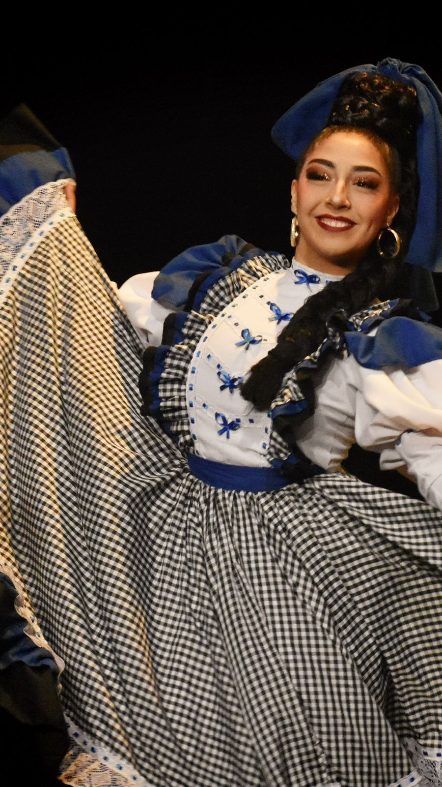 Victoria Velázquez bailando